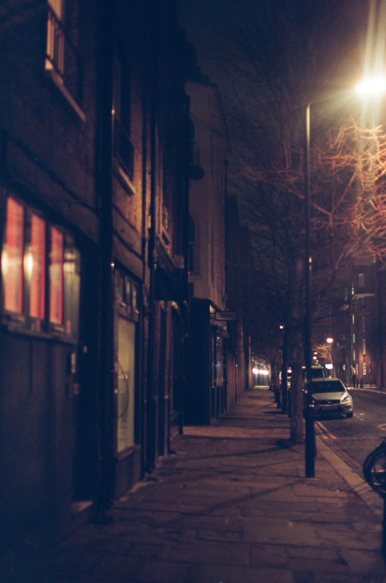 Nächtliche Straße mit Laternenlicht in einer Innenstadt